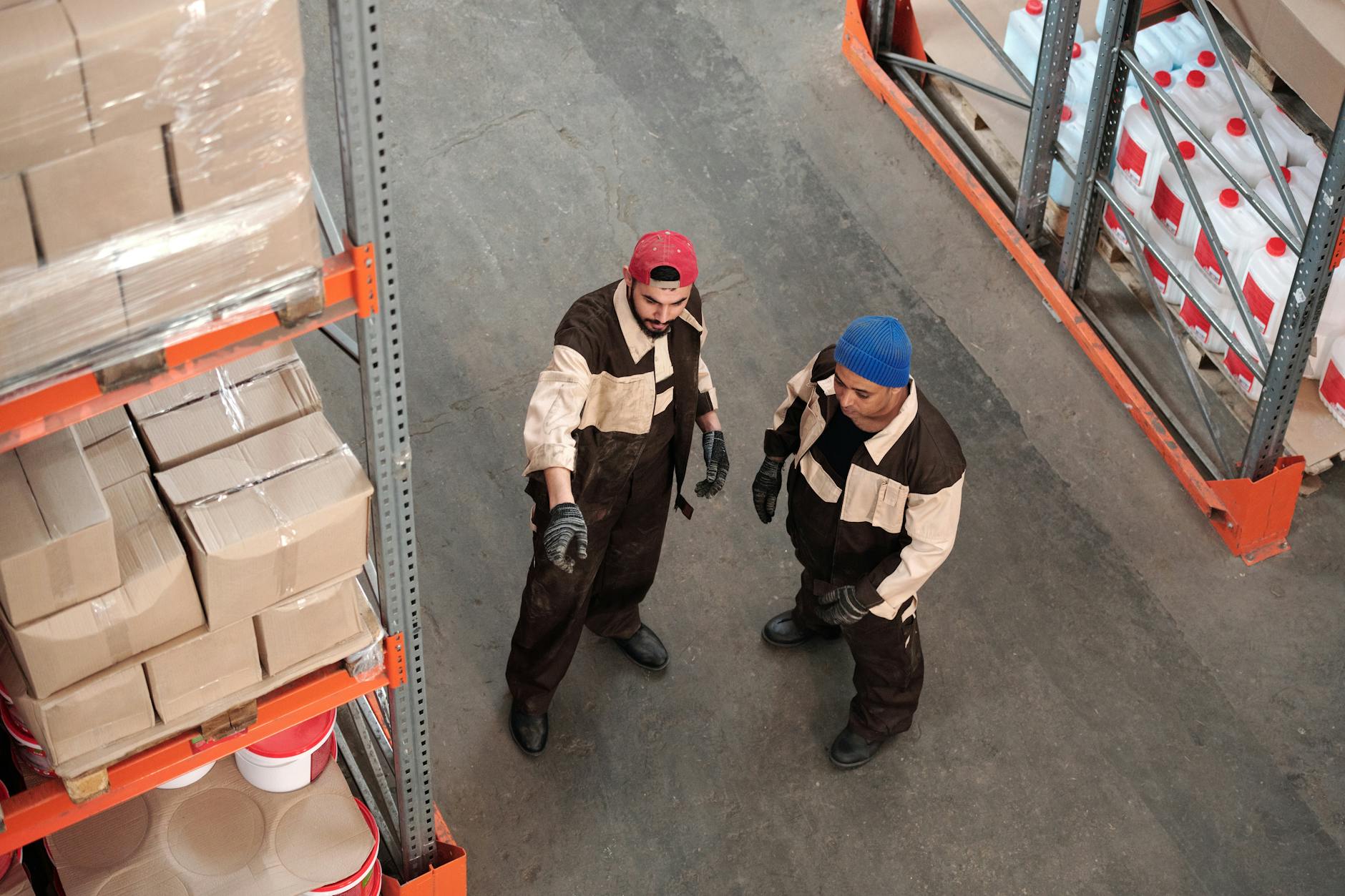 how logistics company works